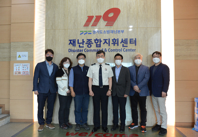왼쪽부터 홍원표 소방청 119구급과 팀장, 이태영 경기응급의료지원센터 연구원, 조준필 아주대병원 응급의학과 교수, 안기승 경기도소방재난본부 구조구급과장, 김인병 경기응급의료지원센터장, 위대한 원광대산본병원 응급의학과 교수, 정주 분당서울대병원 응급의학과 교수. (사진=경기도소방재난본부 제공)