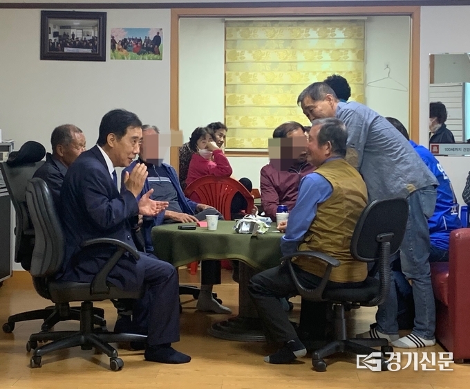 더불어민주당 박윤국 포천시장 후보가 관내 노인정을 찾아 어르신들께 인사하고 있다. (사진=박윤국 후보 캠프 제공)