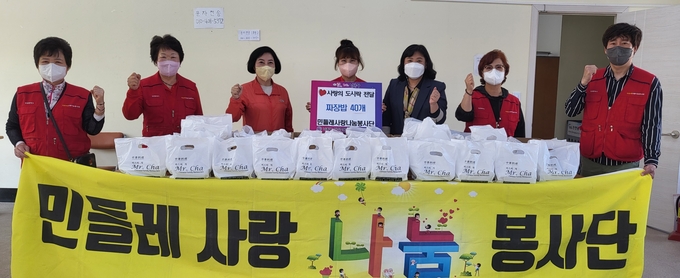 홀몸노인들에게 짜장도시락을 손수 만들어 전달한 민들레사랑나눔봉사단원들. ( 사진 = 남동구 제공 )