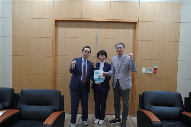 장지화 후보에게 정책제안집을 전달한 뒤 기념촬영을 하고 있다. (사진=성남시사회복지단체연대 제공)