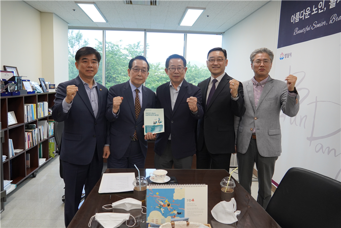 배국환 후보에게 정책제안집을 전달한 뒤 기념촬영을 하고 있다. (사진=성남시사회복지단체연대 제공)