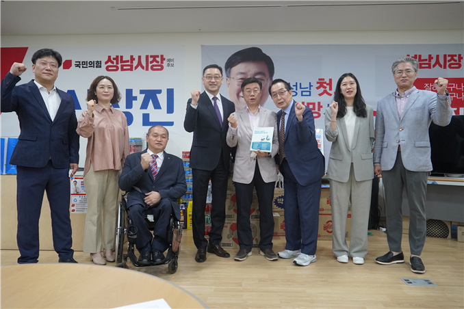 신상진 후보에게 정책제안집을 전달한 뒤 기념촬영을 하고 있다. (사진=성남시사회복지단체연대 제공)