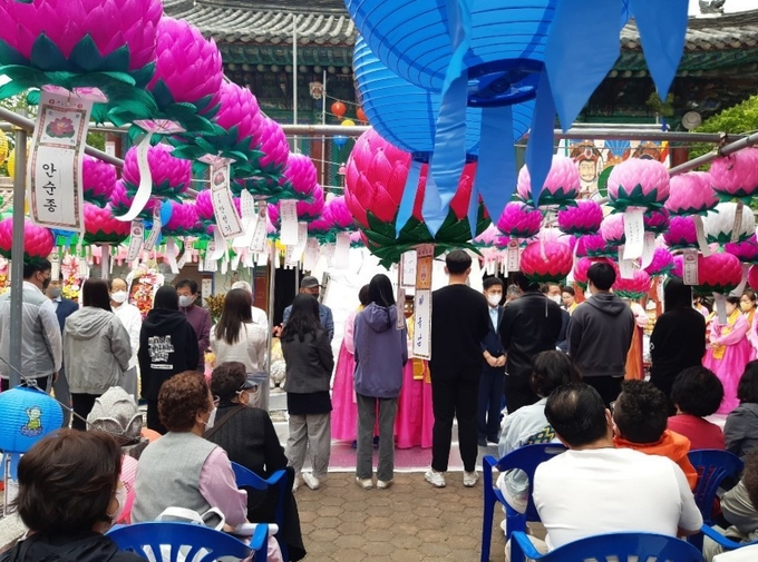 남양주시 진건읍에 소재한 명덕사가 ‘부처님 오신 날’을 맞아 진건읍에 거주하는 학생 11명에게 장학금을 전달했다.(사진=남양주시 제공)