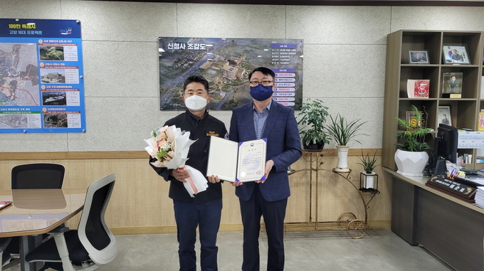 고양시 산불진화헬기 김정수 기장(왼쪽)이 지난 6일 행정안전부장관 표창장을 받았다.(사진=고양시 제공)