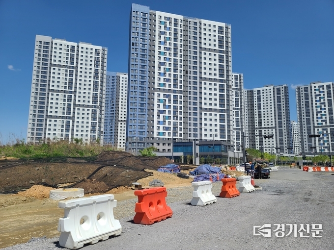 평택시가 입주일을 하루 앞둔 시점까지 기반시설을 제대로 마무리하지 못한 '지제역 더샵 센트럴시티'의 사용검사 승인을 지난달 25일 부랴부랴 내준 것으로 드러나 말썽을 빚고 있다.(사진=박희범 기자) 