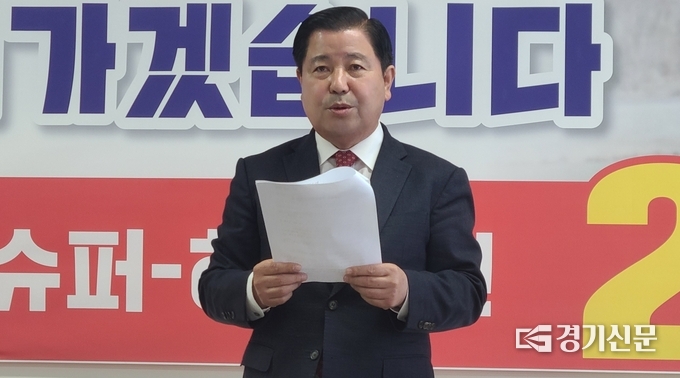이중효 전 포천시의회 의장이 준비한 기자회견문을 낭독하고 있다. (사진=문석완 기자)