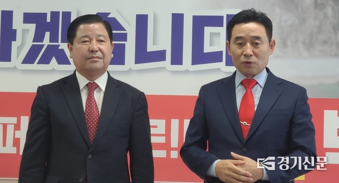 백영현 국민의힘 포천시장 후보가 이중효 전 의장에게 감사의 인사를 하고 있다. (사진=문석완 기자)