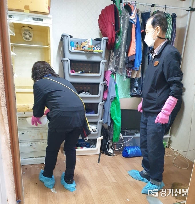 신읍동경기행복마을관리소 지킴이들이 주거 환경 정리를 하고 있다. (사진=포천시 제공)