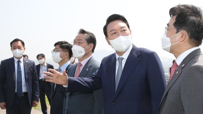 윤석열 대통령 당선인이 지난달 26일 인천 중구 영종하늘문화센터에서 국민의힘 배준영 국회의원, 유정복 전 인천시장과 함께 인천 영종~신도~강화 평화도로 건설현장을 둘러보고있다. ( 사진 = 인수위 사진기자단 제공 )