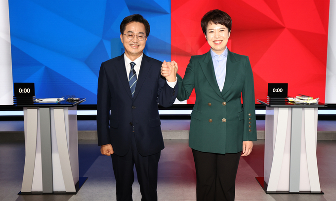 김동연 더불어민주당 경기도지사 후보와 김은혜 국민의힘 경기도지사 후보가 9일 SK브로드밴드 수원방송 스튜디오에서 열린 경기언론인클럽·인천언론인클럽·인천경기기자협회 공동 주최 경기도지사 후보 토론회를 가졌다. (사진=경기언론인클럽 제공)