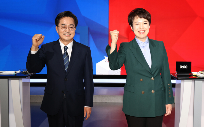 김동연 더불어민주당 경기도지사 후보와 김은혜 국민의힘 경기도지사 후보가 9일 SK브로드밴드 수원방송 스튜디오에서 열린 경기언론인클럽·인천언론인클럽·인천경기기자협회 공동 주최 경기도지사 후보 토론회를 가졌다. (사진=경기언론인클럽 제공)