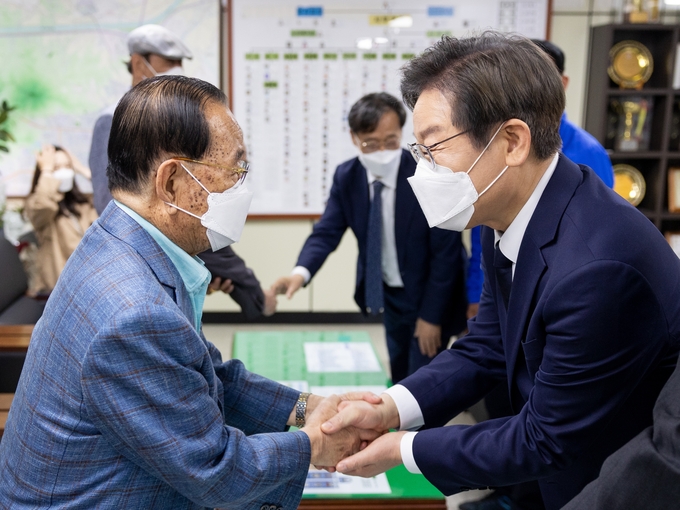 9일 이재명(오른쪽) 인천 계양을 국회의원 보궐선거 후보가 대한노인회 계양지회를 찾아 김대기 회장과 악수를 나누고 있다.( 사진 = 이재명 캠프 제공 )