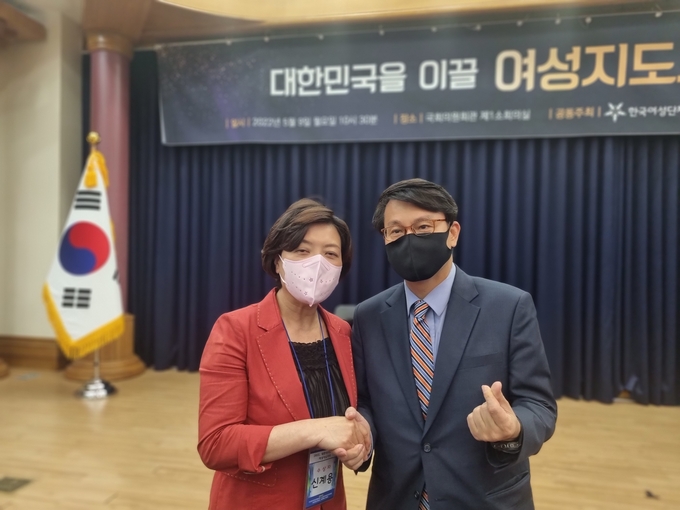 신계용 후보(왼쪽) 시상식 현장 모습.(사진=신계용 국민의힘 과천시장 후보 제공)