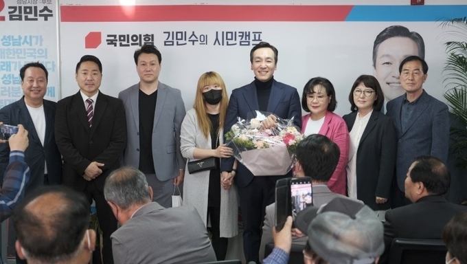 김민수 예비후보가 해단식에 참석한 분당을 지역 기초·광역의원 출마후보들의 당선을 기원하며 기념촬영을 하고 있다.(사진=김민수 예비후보 선거사무소 제공)