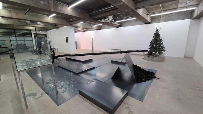 김시하_BURN 전시전경,가변크기, Mixed,2020, CR Collective Ⓒ김시하. (사진=경기문화재단 제공)