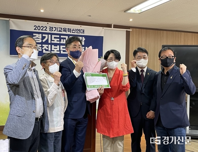 성기선·박효진 예비후보와 혁신연대 관계자들이 10일 기자회견 후 기념촬영을 하고 있다. (사진=강현수 기자)