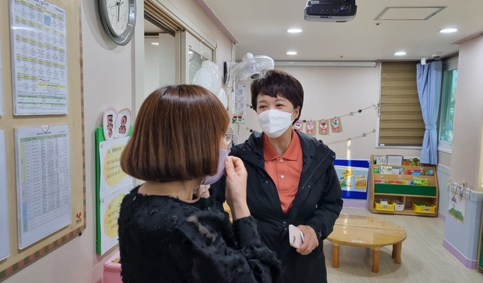 김은혜 국민의힘 경기도지사 후보가 지난 3일 오산의 한 24시간 어린이집을 방문했다. (사진=허수빈 기자)