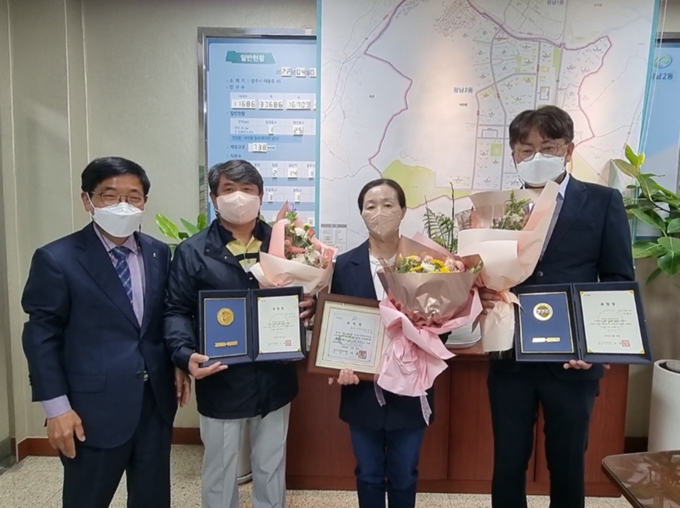 이상오 (왼쪽)광남2동이 선행도민등 선행시민으로 선정된 이승백,이광석,이장숙씨에게 표창을 수여하고 있다.(사진=광주시 제공)