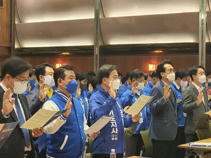 더불어민주당 경기도당의 공천 후보군이 최종 마무리된 가운데 ‘제8회 전국동시지방선거 공천후보자 필승결의대회’가 10일 열렸다. (사진=박이선 수습기자)