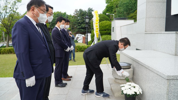 배국환 후보가 현충탑 참배를 하고 있다. (사진=배국환 후보 선거사무소 제공)