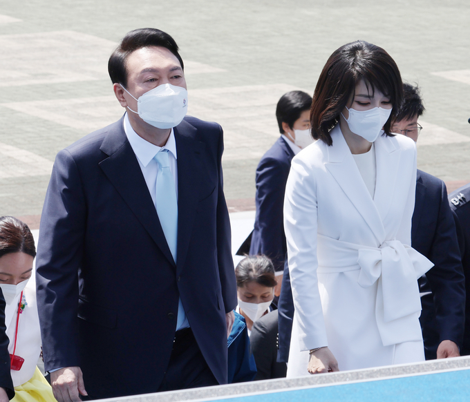 윤석열 대통령과 김건희 여사가 10일 오전 제20대 대통령 취임식이 열리는 서울 여의도 국회에 도착, 걸어서 단상으로 향하고 있다. (사진=연합뉴스)