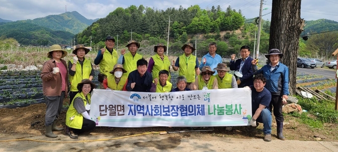 양평군 단월면지역사회보장협의체(민간위원장 정인회,공동위원장 이훈구, 이하협의체)에서는 지난 6일 '힐링하우스'농장에서 약 3,500주의 고구마 모종을 식재했다. (사진=양평군 단월면 행정복지센터 제공)