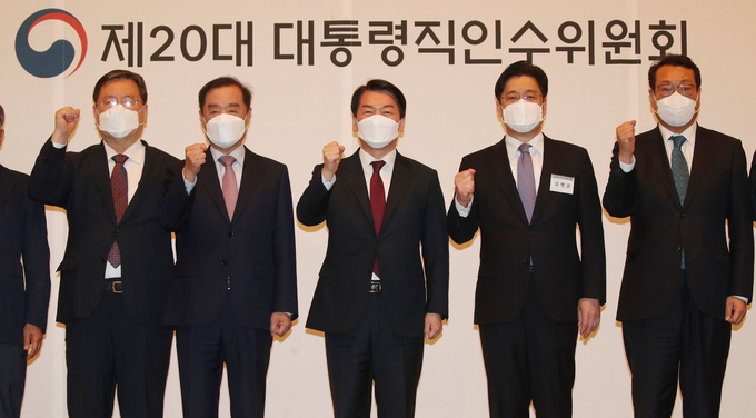 안철수 대통령직인수위원회 위원장이 지난 6일 오후 수원 영통구 경기도경제과학진흥원에서 열린 경기지역 정책과제 국민보고회에 참석해 기념촬영을 하고 있다. 왼쪽 두번째부터 김병준 대통령직 인수위원회 지역균형발전특위 위원장, 안 위원장, 오병권 경기도지사 권한대행 (사진=인수위사진기자단/연합뉴스 제공)