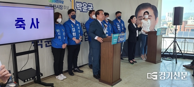 이철휘 더불어민주당 포천·가평지역위원장이 포천에서 출마한 자당 후보들의 지지를 호소하고 있다. (사진=문석완 기자)
