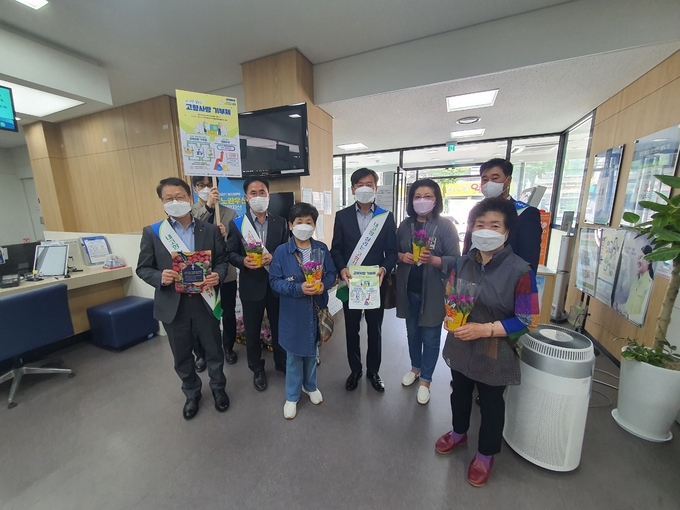 NH농협 오산시지부는 가정의 달 맞이 ‘화훼농가 돕기 꽃 나눔 행사’ 를 실시했다(사진=NH농협 오산시지부 제공)
