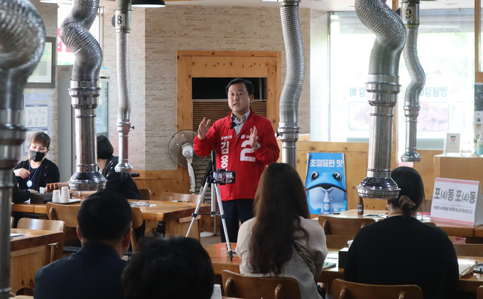 김용남 국민의힘 수원특례시장 후보가 10일 호매실동에 36번째 ‘포동포동 캠프’를 차려 시민들과 간담회를 진행했다. (사진=김용남 선거캠프 제공)