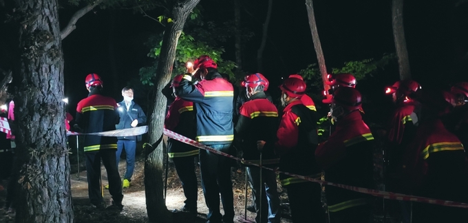 신속한 쵝대응과 진화를 위한 야간산불대비 훈련이 진행되고 있다. ( 사진 = 계양구 제공 )