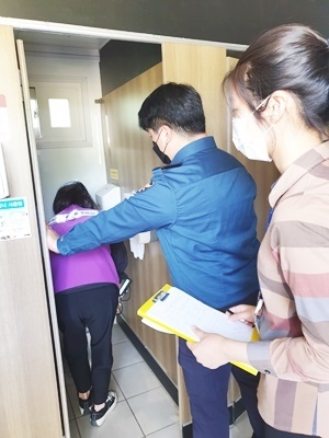 민‧관‧경 합동점검단이 경안동 인근 공중화장실을 점검하고 있다.(사진=광주시 제공)