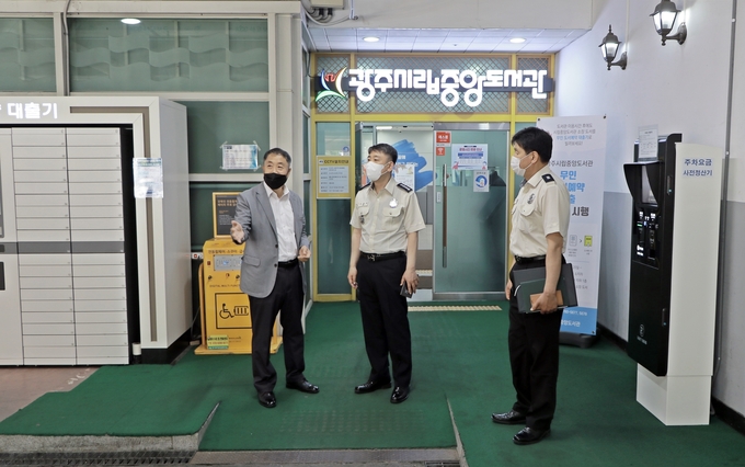 광주소방서는 제8회 전국동시지방선거를 앞두고 관내 투표소를 방문해 현장 지도 안전 컨설팅을 하고 있다.(사진=광주소방서 제공)