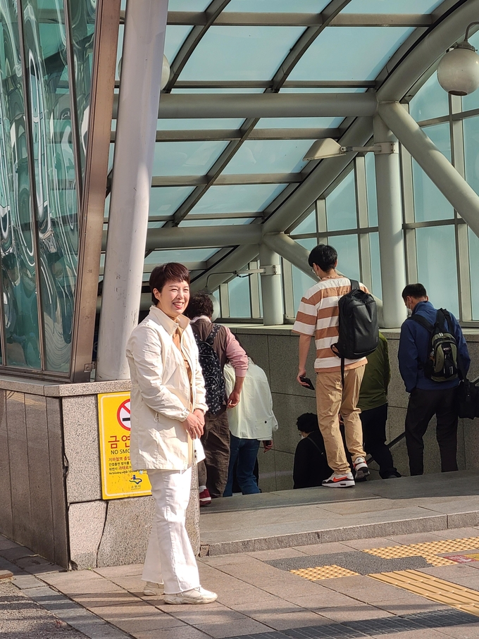 김은혜 국민의힘 경기도지사 후보가 11일 수원역을 방문해 시민들에게 출근길 인사를 건네고 있다. (사진=김기웅 수습기자)