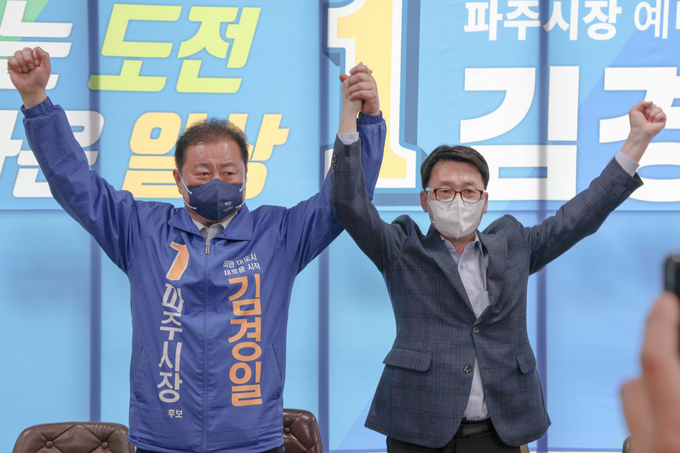 파주 최종환 시장이 무소속 출마를 접고 김경일 후보 지지를 선언하고 백의종군 할 것임을 밝혔다.(사진=김경일 선대위 제공)