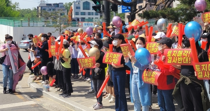 시흥 장현지구 입주민들이 11일 오전 10시 30분 시흥시청 앞에서 집회를 갖고 복합환승센터 조기착공 및 학교부지 및 법원부지 매각반대을 촉구했다.(사진=김원규 기자)