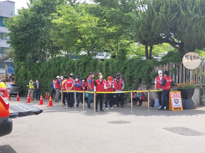 11일 오후 인천도시공사 본사 앞에서 구월2지구 주민대책위원들이 집회를 진행하고 있다. ( 사진 = 박영재 기자 )