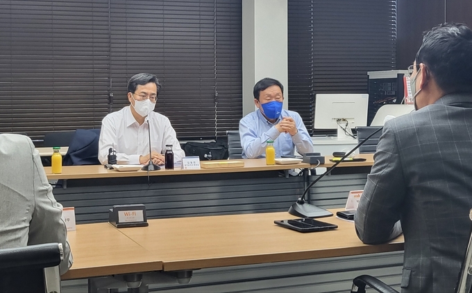 김동연 더불어민주당 경기지사 후보는 11일 ‘청년친화강소기업’으로 선정된 도내 반도체 제조 중소기업을 방문해 애로사항 등을 청취하고 ‘혁신 성장’의 가치를 재강조했다. 