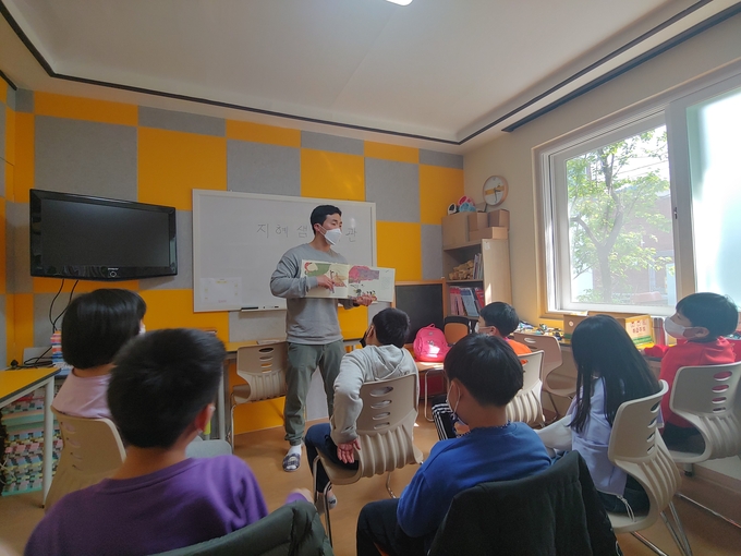 2021년 지혜샘어린이도서관과 함께 책 읽기 활동 모습. (사진=수원문화재단 제공)