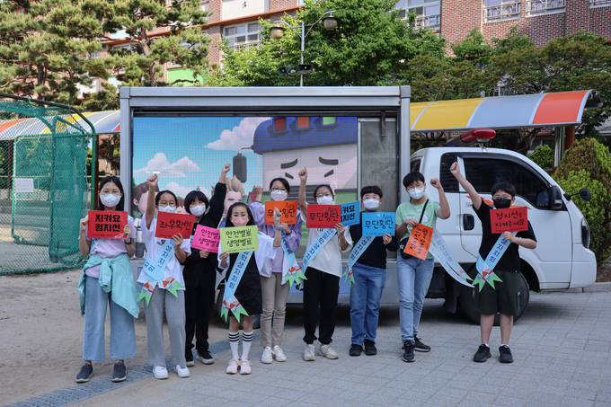 11일 수원중부경찰서와 협력단체 및 천일초등학교 학생자치회가 '교통안전 캠페인'을 진행했다. 사진은 천일초 학생자치회 학생들. (사진=수원중부경찰서 제공)