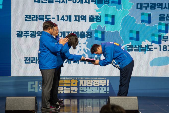 장인수 오산시장후보가 지난 11일 더불어민주당 전국 기초단체장 청년대표로 공천장을 수여받고 있다.(사진=장인수 후보선거사무실 제공)