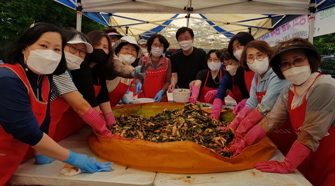 논현2동 통장협의회원들이 홀몸어르신들에게 드릴 열무김치를 담고 있다. ( 사진 = 남동구 제공 )
