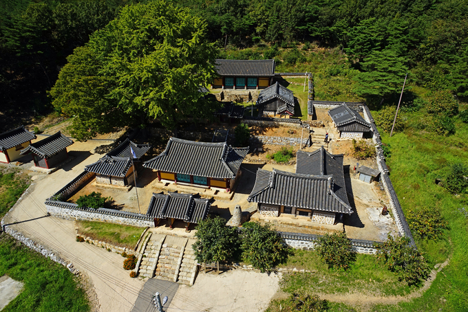 우리나라에서 가장 오랜 역사를 자랑하는 교동향교 전경.