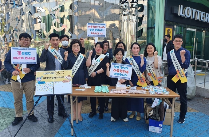 인천 미추홀구지역사회보장협의체 위원들이 함께 웃으며 칭찬하는 지역사회 캠페인을 하고 있다. ( 사진 = 미추홀구 제공 )