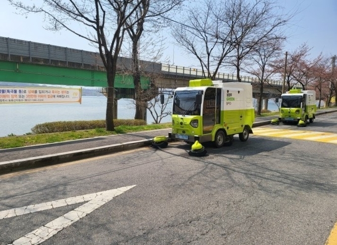 남양주시가 운용 중인 소형 노면 청소 차량.(사진=남양주시 제공)