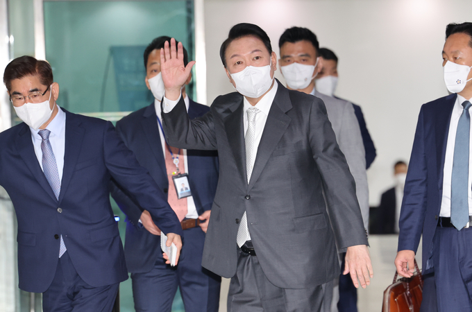 윤석열 대통령이 12일 오전 서울 용산 대통령실 청사로 출근하고 있다. (사진=연합뉴스)