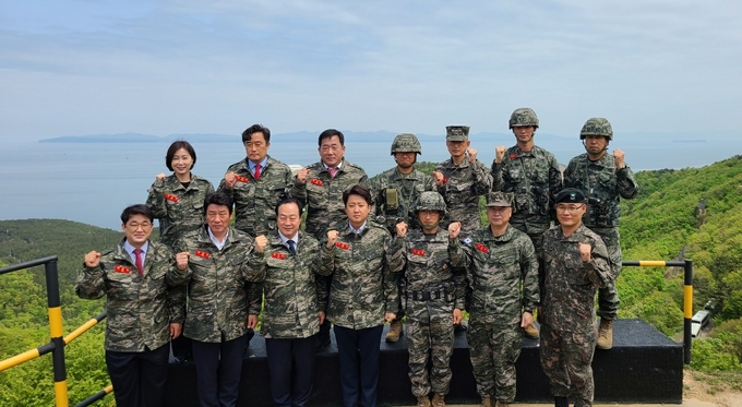 백령도 군부대를 방문한 국민의힘 지도부와 국방위 소속 의원들이 장병들과 함께 사진촬영을 하고 있다. ( 사진 = 배준영 의원실 제공 )
