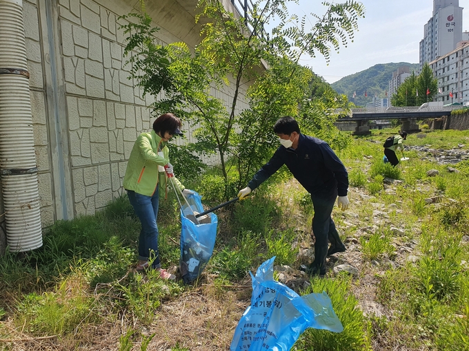 오남읍 직원들과 주부에코폴리스 오남지구대 대원들이 오남천 일대에서 환경 정화 활동을 실시했다.(사진=남양주시 제공)