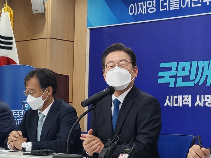 이재명 더불어민주당 총괄선대위원장이 더불어민주당 인천시당에서 기자들과 이야기를 나누고 있다. ( 사진 = 유정희 기자 )