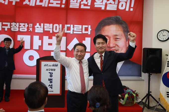 강범석 국민의힘 인천 서구청장 후보가 12일 열린 개소식에서 유정복 인천시장 후보와 기념촬영을 하고 있다. ( 사진 = 강범석 서구미래캠프 제공 )